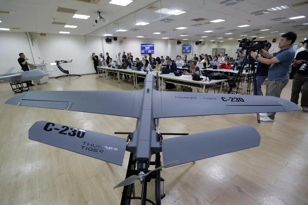 筆者認為,執政黨針對無人機等軍事採購毫不手軟,卻不願救助中高齡勞工。圖為無人機示意圖。(圖/美聯社)