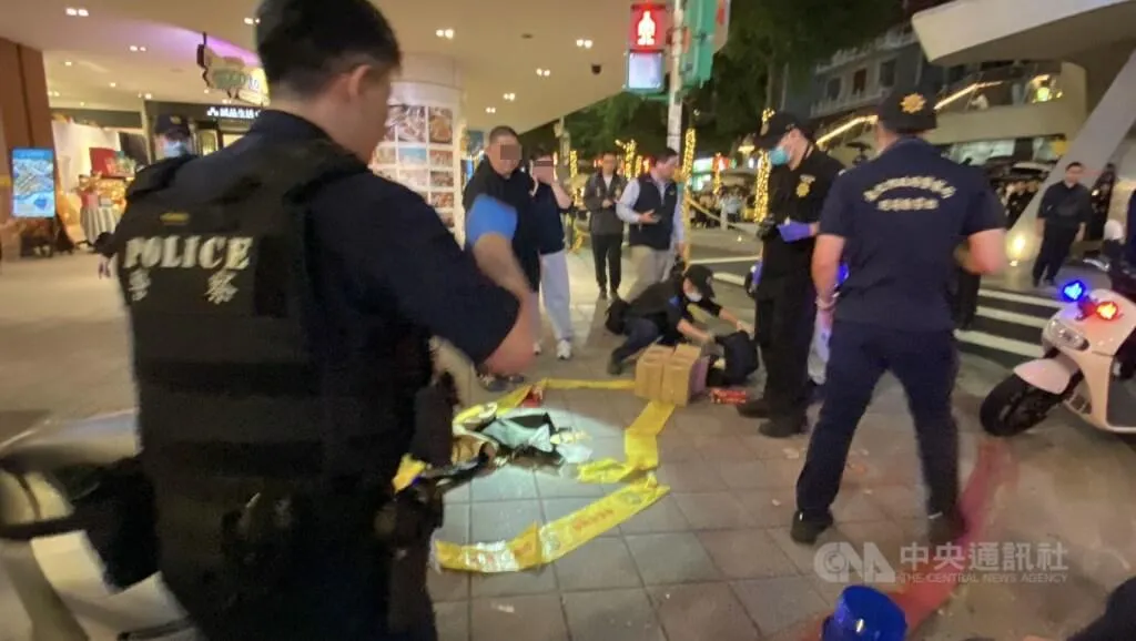 台北捷運中山站附近去年12月19日發生隨機傷人案。圖為警方在現場拉起封鎖線，並由鑑識人員進行採證。（圖/中央社檔案照片）