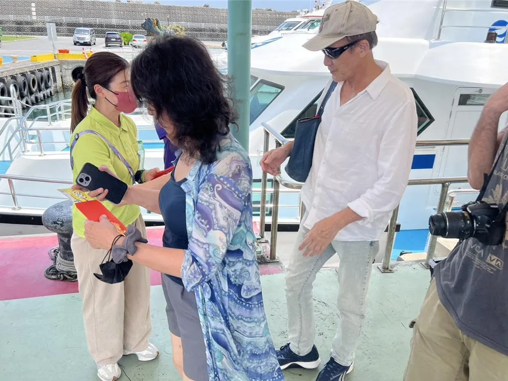 為安定旅客情緒，船公司考量遊客在行程中遭遇突發事件，返航後特別準備象徵「壓驚」的紅包袋致贈每位乘客。（圖／多羅滿賞鯨公司提供）