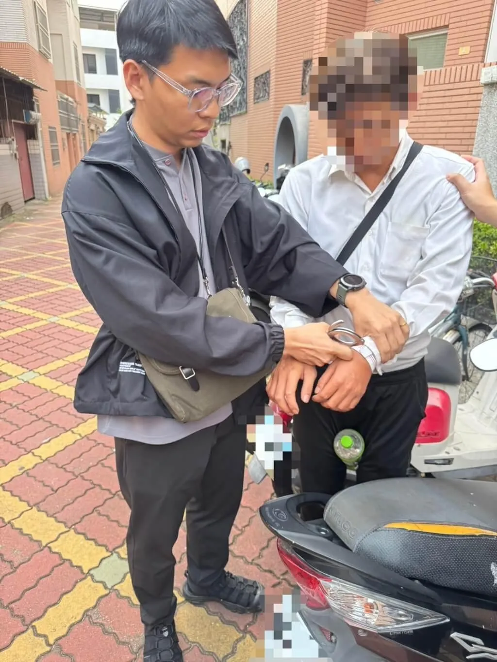 台南市一名女高中生22日放學走在人行道時遇襲,所幸有見義勇為民眾出面嚇阻,犯案男子隨即逃逸。警方專案小組調閱相關事證後鎖定犯嫌,23日下午將人拘提到案。(台南市警局提供)