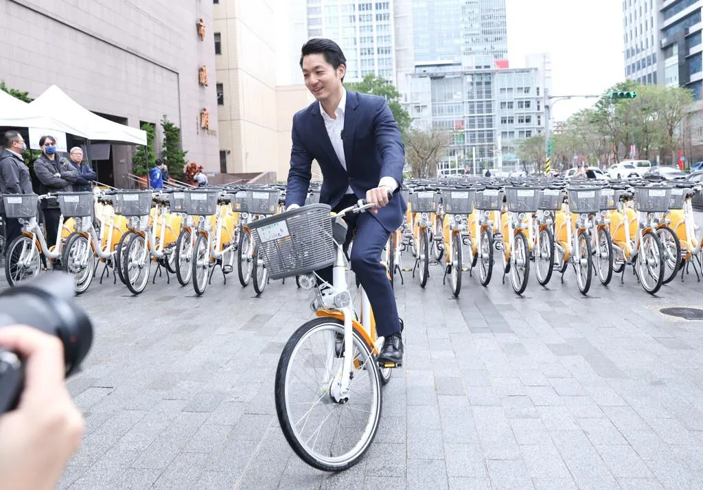 圖為蔣萬安騎YouBike單車。（圖/資料照）