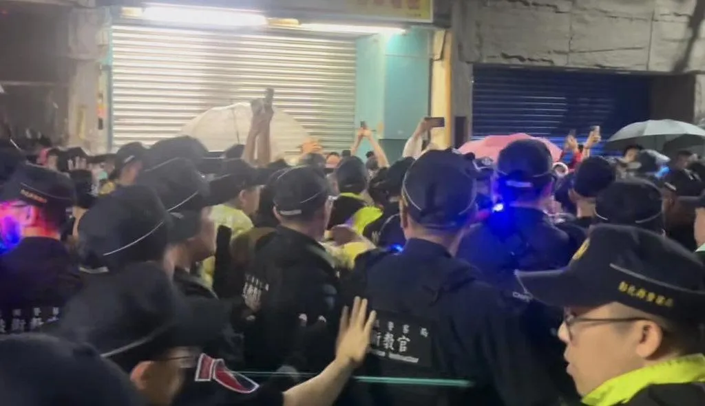 台中大甲鎮瀾宮媽祖回鑾24日延至深夜約11時10分駐駕彰化市天后宮，駐駕前一度發生推擠，現場警方以優勢警力立即上前排除。（圖／民眾提供）