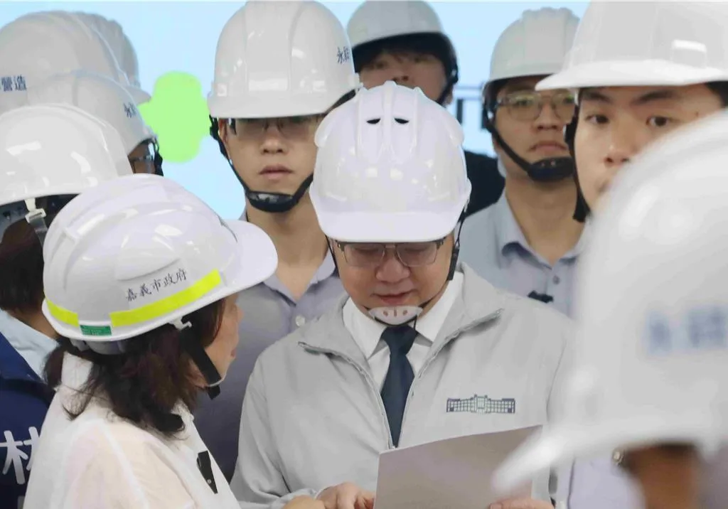 卓榮泰致詞完,黃敏惠馬上拿出當民國94年3月24日行政院公文影本,當面爭取輕軌建設。(圖/中時呂妍庭攝)