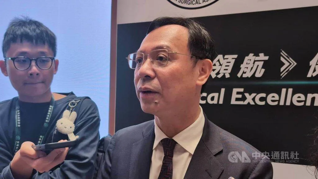 衛福部長石崇良被問及民眾黨前主席柯文哲遭指晚上去新光醫院要求解釋病情，他說，這是很不好的示範。（圖／中央社）