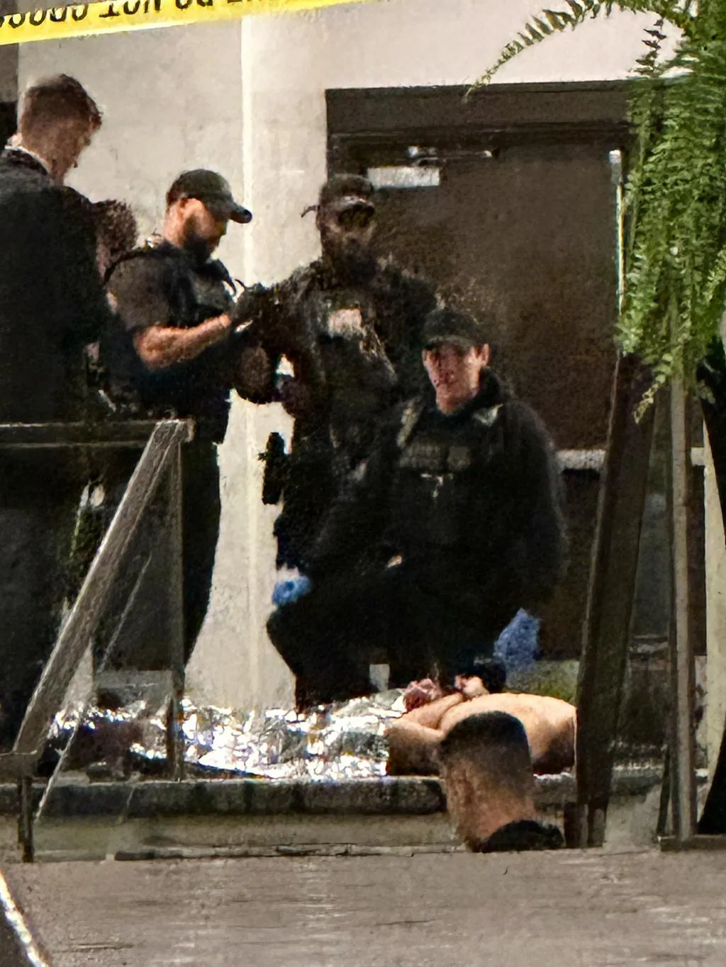 槍手艾倫被壓制在地。（圖／美聯社）