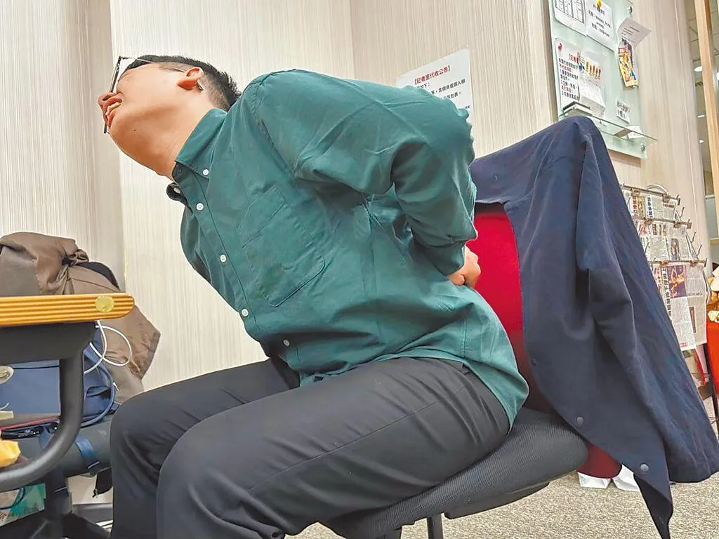 平時缺乏長距離步行習慣的民眾，為了遊戲突然大幅增加行走距離，容易造成足底與小腿過度緊繃。若日常站姿習慣不佳，長時間行走更會連帶產生腰痛症狀。(示意圖/報系資料照)