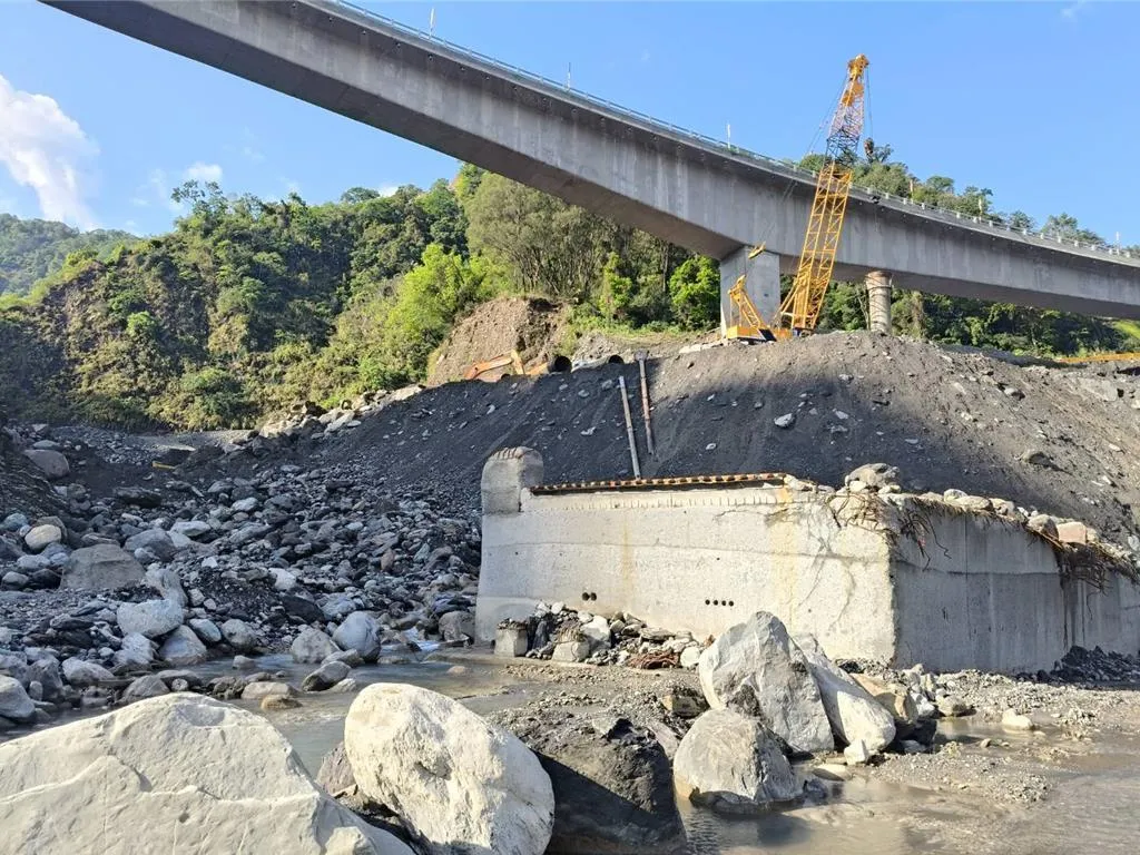南橫公路瓦筏哈橋通車未滿三個月，已出現橋面下陷及裂痕等問題，引發地方居民對其結構安全的疑慮。（圖／公路局提供）