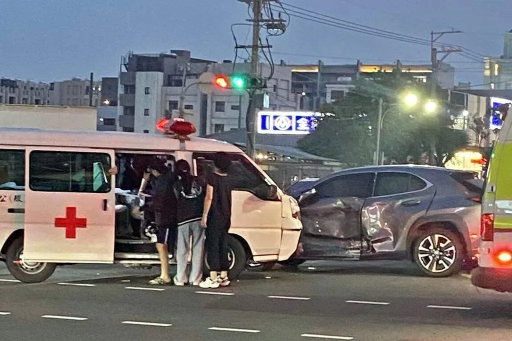 弘光科技大學2名護理系學生，日前在路上遇到救護車與小客車碰撞事故，及時上前提供協助。（圖／民眾提供）