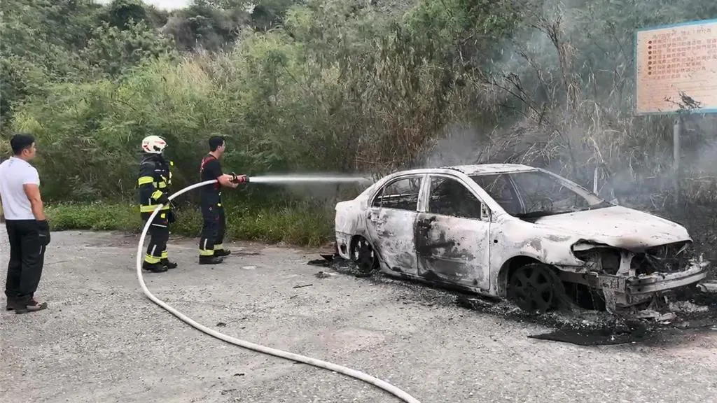 台東卑南鄉利吉村靠近卑南溪河床道路發生火燒車事故，一輛白色轎車燒到僅剩骨架。（圖／民眾提供）