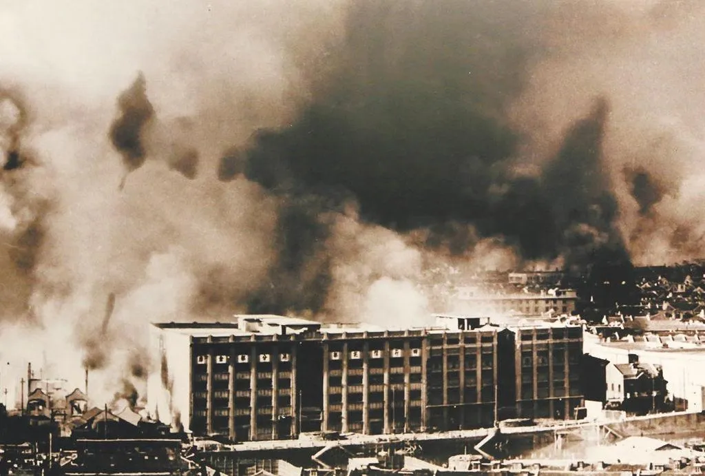 圖為1937年淞滬會戰期間,四行倉庫周圍硝煙瀰漫。(圖/新華社)