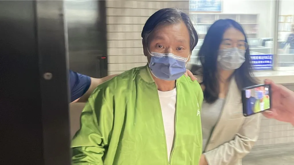 三地集團創辦人鍾嘉村（右2）涉嫌操控旗下北基國際公司股價遭逮。（圖／資料照／中時）