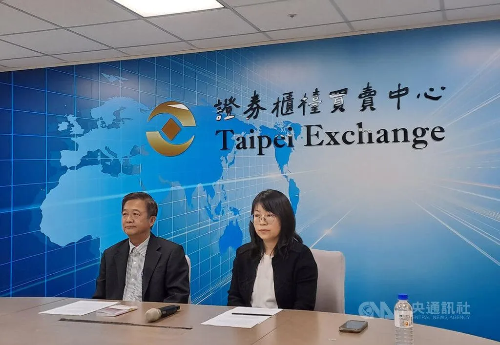 上曜集團旗下信立化學總經理李山龍（左）28日在櫃買中心重大訊息記者會表示，計畫於集中交易市場外公開收購高爾夫通路龍頭邁達康普通股股權。中央社記者潘智義攝