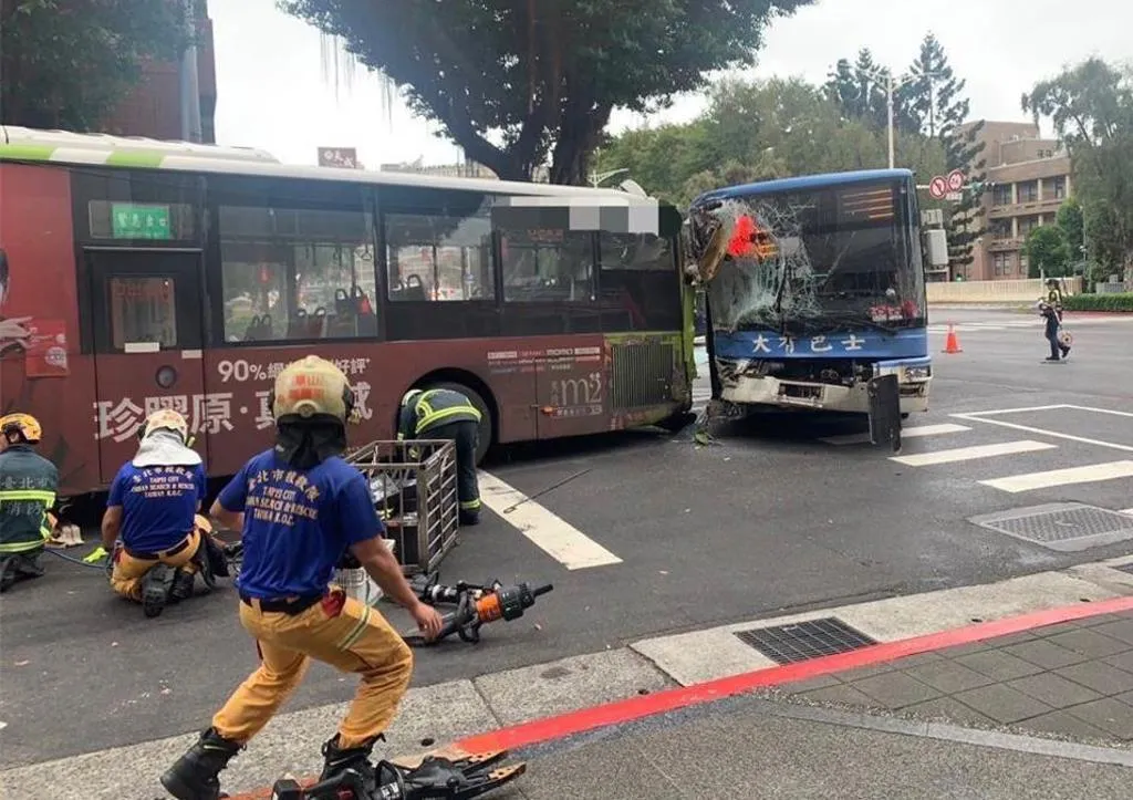 113年11月17日台北市發生公車追撞,導致行人被波及輾斃死亡。(圖/報系資料照)