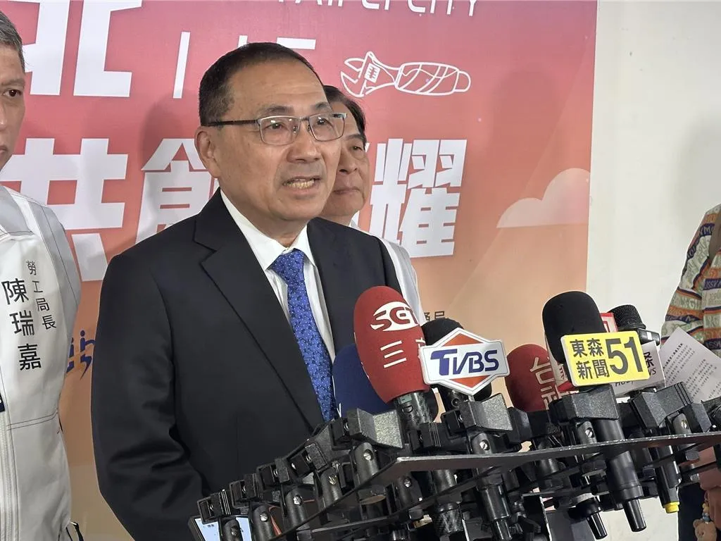 新北市長侯友宜重申，「韓院長辛苦了！」國防預算不要低於GDP的3％，不是挺哪一個版本，這是一個目標。（圖／中時高鈞麟攝）