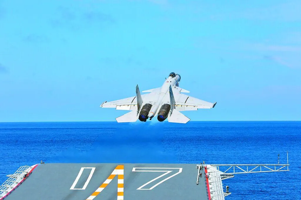 圖為共軍艦載戰鬥機滑越起飛畫面。（新華社）