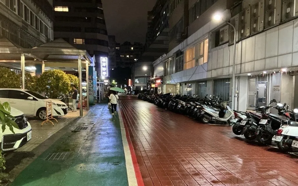 車輛駛上人行道擦撞到行人。（圖／翻攝畫面）