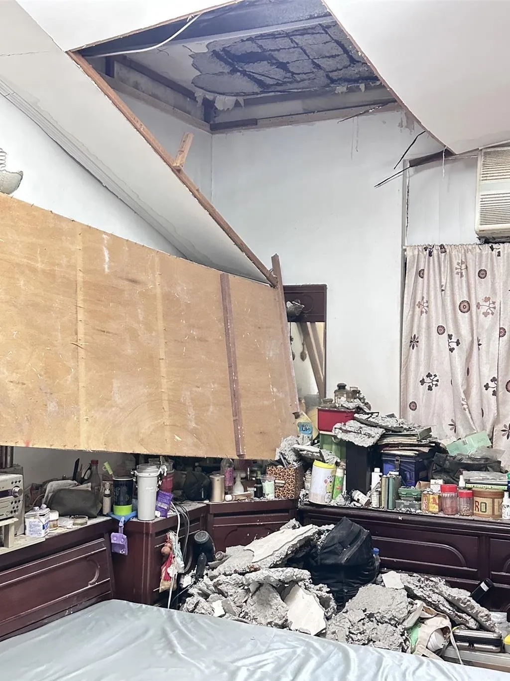 新莊區中信街一棟屋齡逾三十至四十年的老舊公寓近期傳出建物結構劣化情形,引發居民高度關注與安全憂慮。(圖/新北市議員陳世軒服務處)