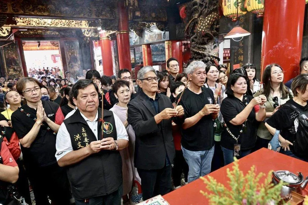 紙風車劇團「順風耳的新香爐」台語版3日晚間在苗栗白沙屯拱天宮演出，拱天宮主委洪文華（前左）帶著紙風車團隊人員向媽祖上香。（圖／紙風車劇團提供）