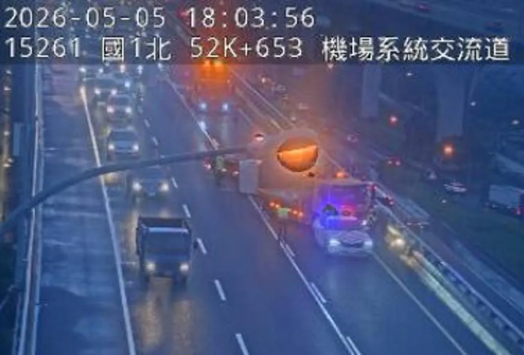 國道1號五楊高架3車追撞。（圖／翻攝畫面）