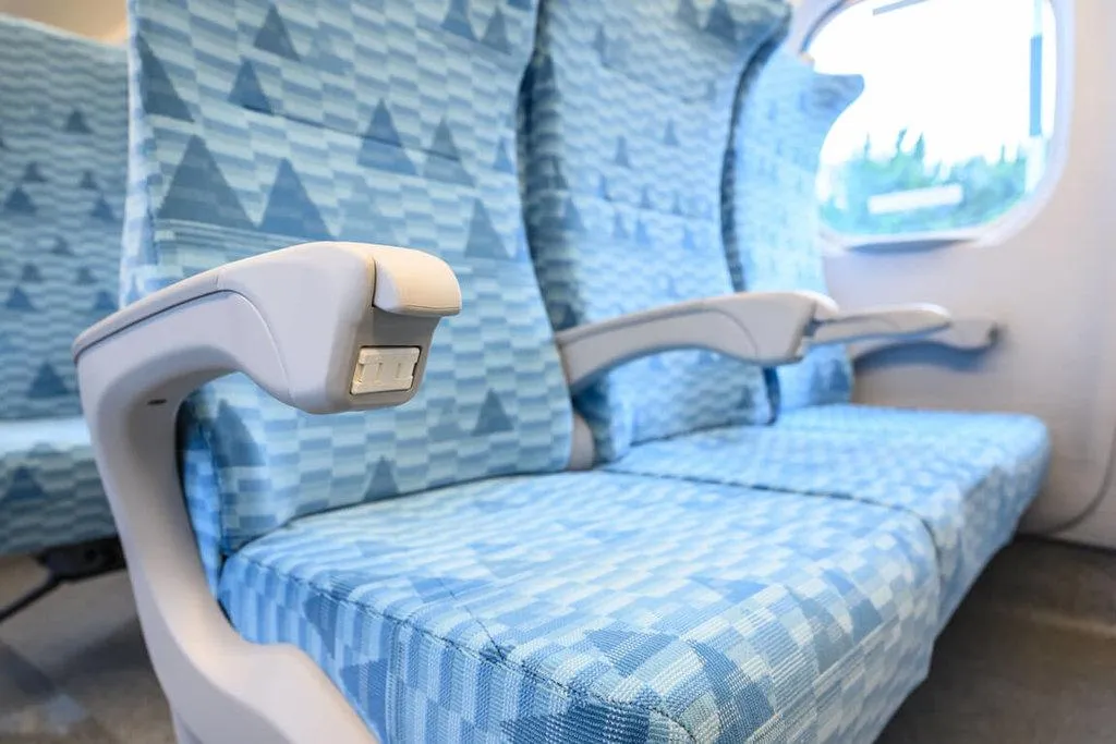 台灣高速鐵路股份有限公司首組新世代列車N700ST預計8月抵台，8日開箱內裝，座椅顏色將從青綠色變為明亮青色調，每個座位都有充電座。（高鐵提供）