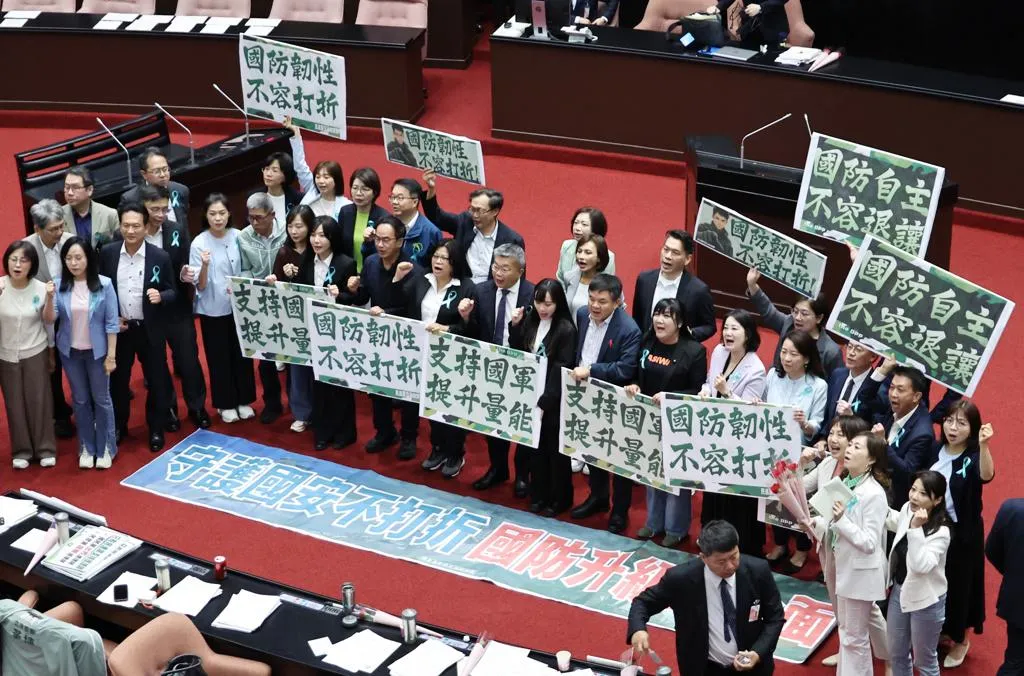 立法院8日院會三讀通過7800億版本軍購案，民進黨立委手持標語合影，並高喊「守護國安不打折，國防升級要全面」。（圖/資料照）