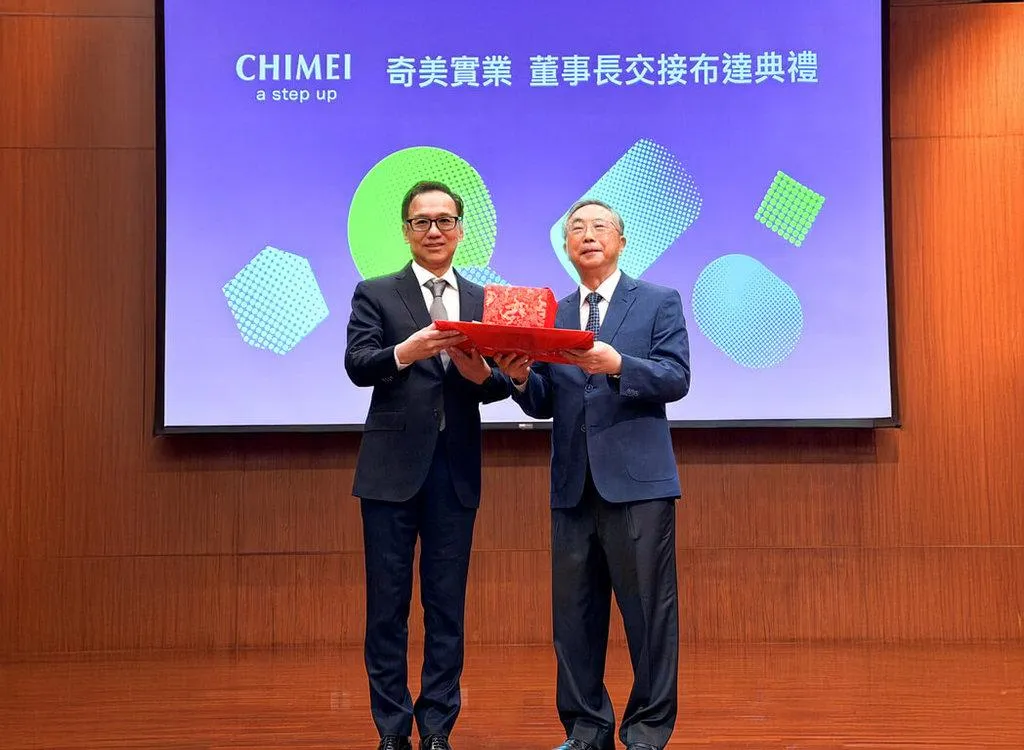 奇美實業今天舉行董事長交接典禮，完成2代接班，奇美創辦人許文龍獨子許家彰（左），從原董事長、也是許文龍的堂弟許春華手中接下印信，成為奇美新任董事長。（奇美實業提供）
