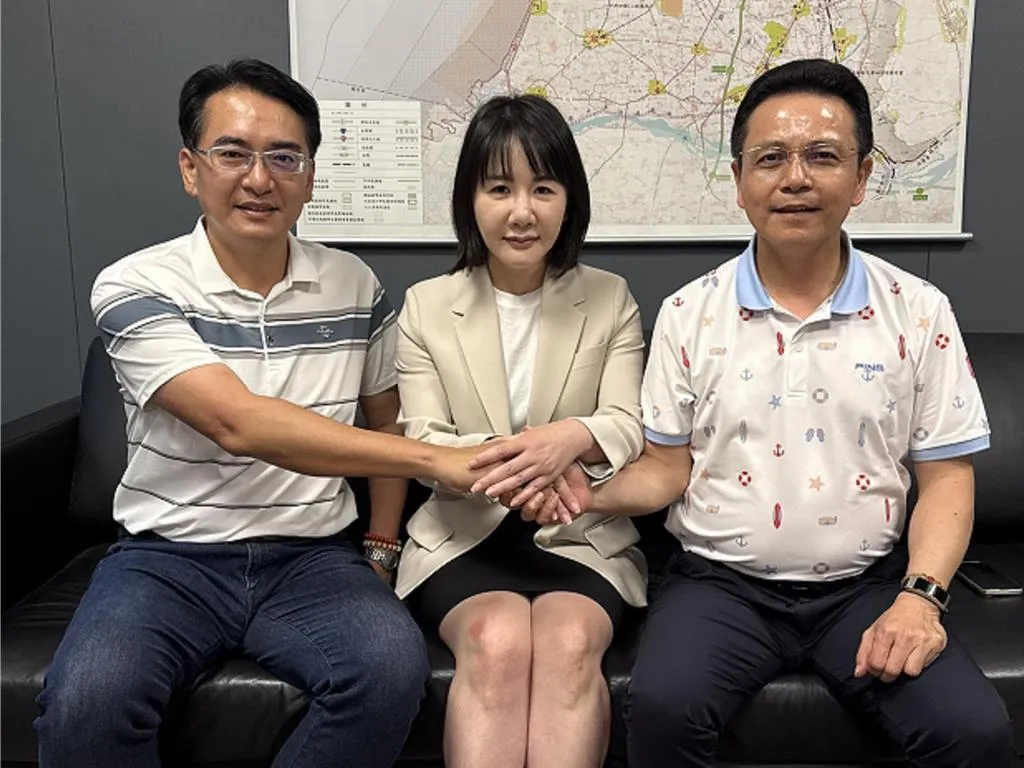 謝衣鳯（中）及彰化縣兩位前副縣長柯呈枋（左）、洪榮章（右）勤走基層數月後，黨中央仍決定將徵召魏平政參選彰化縣長。（報系資料照）