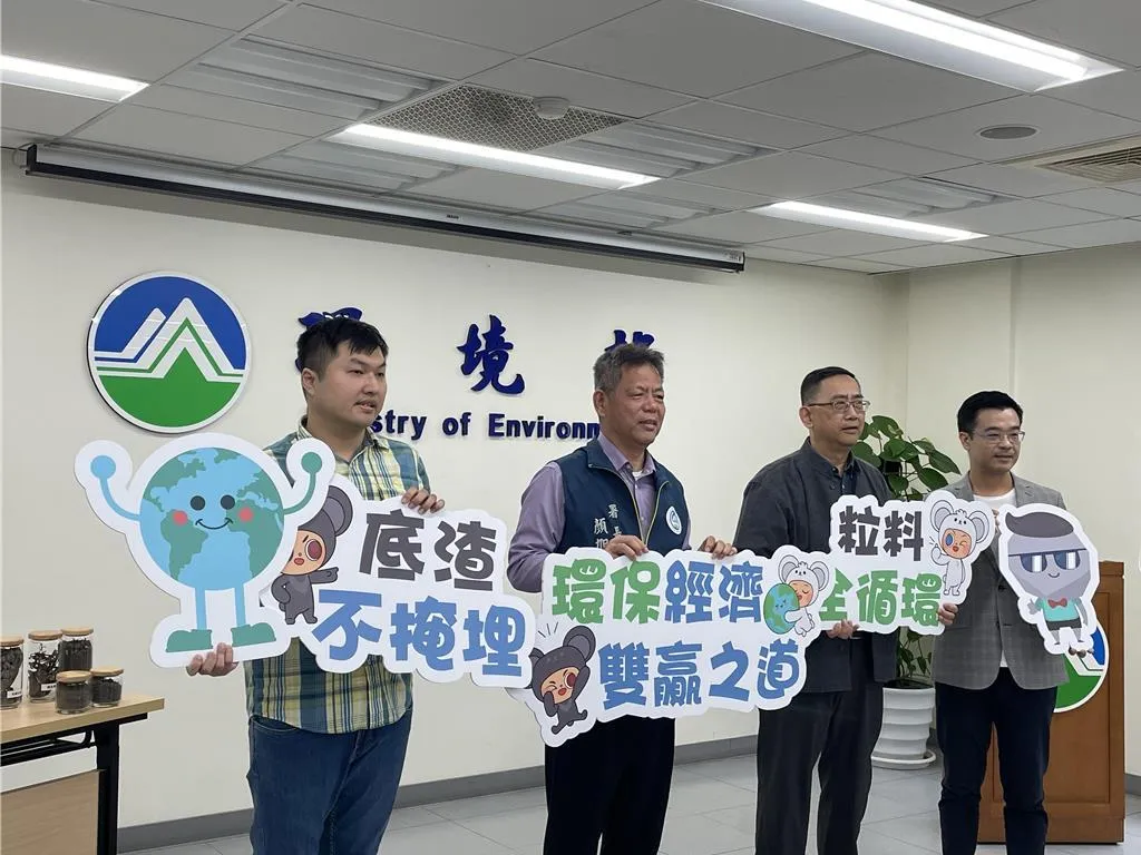 環境部環境管理署署長顏旭明（左二）疑涉嫌公務背信遭中檢帶回偵訊（報系資料照）