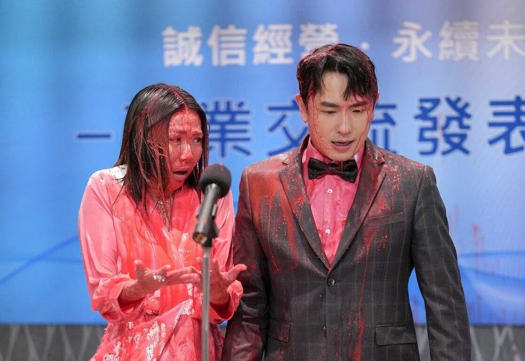 大牙（左）、陳謙文在戲劇《百味人生》飾演反派，最近迎來潑紅漆的報應戲。（圖／三立提供）