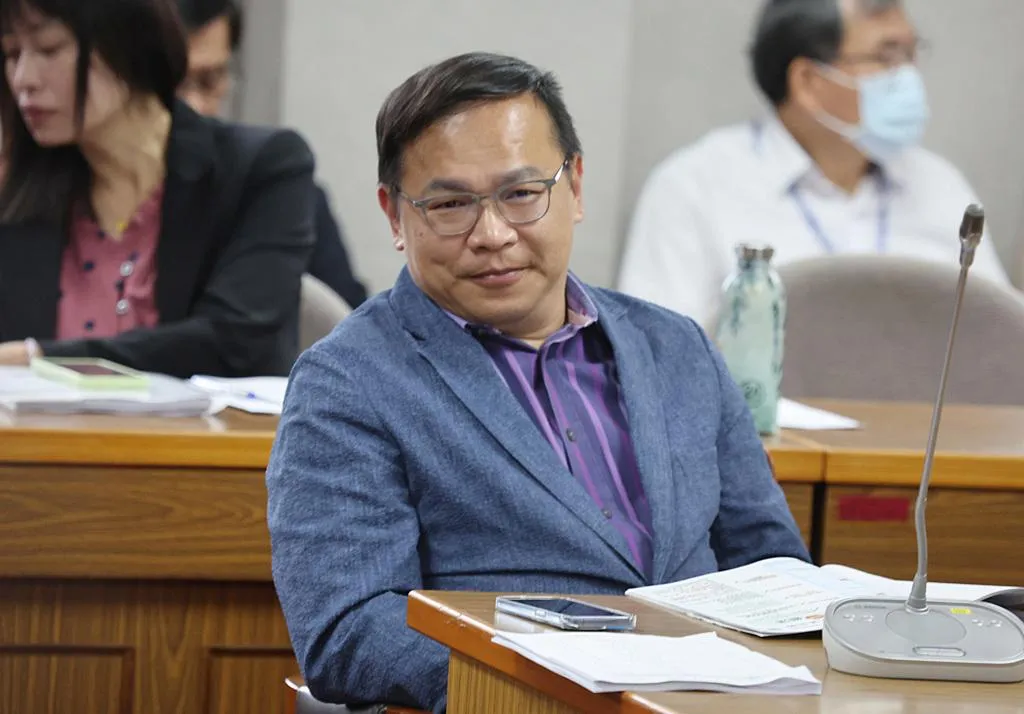 川普反對台獨的談話效應延燒，王義川面對記者詢問，甩頭就走。（示意圖/資料照）