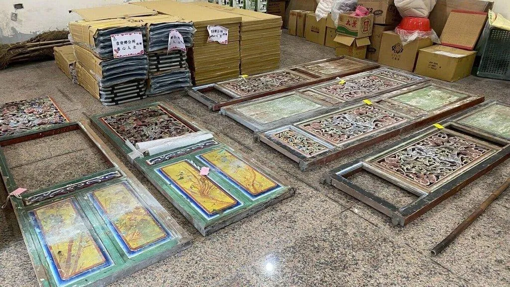 台灣文物保存協會集合4所大專院校投入光復鄉保安寺災後文物搶救，進行文物盤點、基礎清潔、緊急加固及包裝運輸等作業，將受損文物分送至合作院校進行修復，第一階段已完成22件文物修復。（圖／台灣文物保存協會提供）