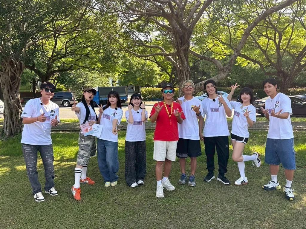 李易(左起)、郭源元、瑟七、阿樂、吳宗憲、林柏昇(KID)、陳峻廷、壯壯、各務孝太,展開激烈的戰鬥。(圖/綜藝玩很大 提供)