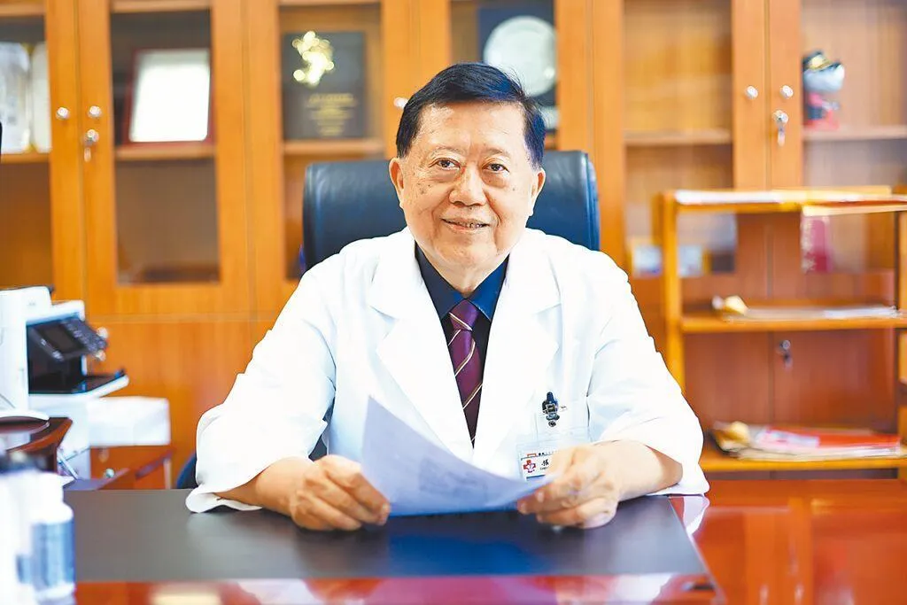 魏崢回憶，在過去無數次的擘劃與交流中，尹衍樑曾多次感性地透露，他此生最嚮往、最想從事的職業其實是「醫師」。(圖/報系資料照)