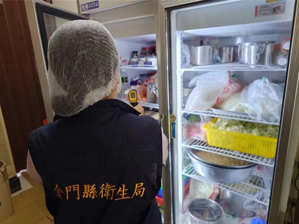 燒臘店冰箱內食材堆疊、未覆蓋且未分區放置。(圖／金門縣衛生局提供)