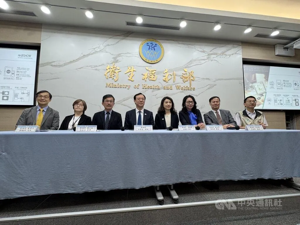台灣已連續10年未獲世界衛生大會（WHA）邀請函，但官方仍連年組成行動團前往發聲，衛生福利部長石崇良（左4）28日下午主持世衛行動團返國記者會說明成果。(圖/中央社)