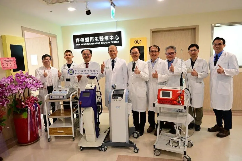 亞洲大學附屬醫院神經醫學中心副院長林志隆(左3)提醒,慢性疼痛常牽涉關節、肌肉、神經與生活習慣,若持續超過數週,應及早就醫。(圖/亞大醫院提供)