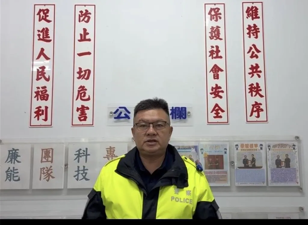 嘉義縣竹崎分局阿里山派出所長劉光浩今天親自說明澄清事情原委。（圖／竹崎分局提供）