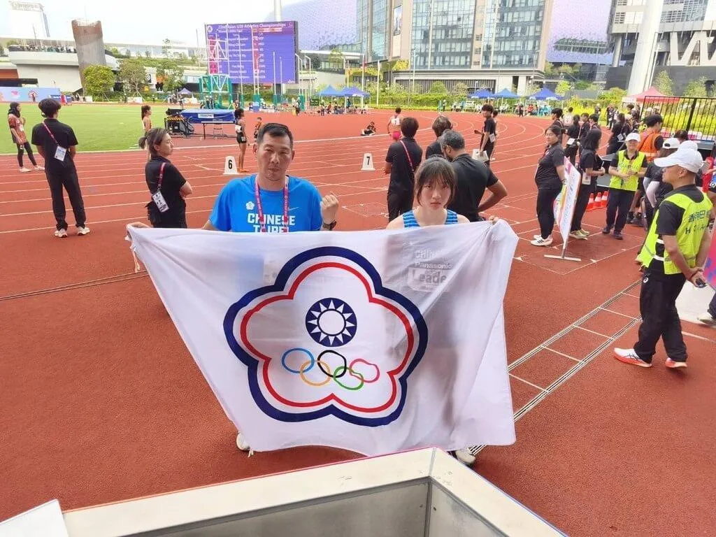 亞洲U20田徑錦標賽在香港舉行，台灣「全能美少女」林沛萱（前右）31日拿下女子7項全能金牌，教練陳鴻傑（前左）給了80分的評價。（中華民國田徑協會提供）