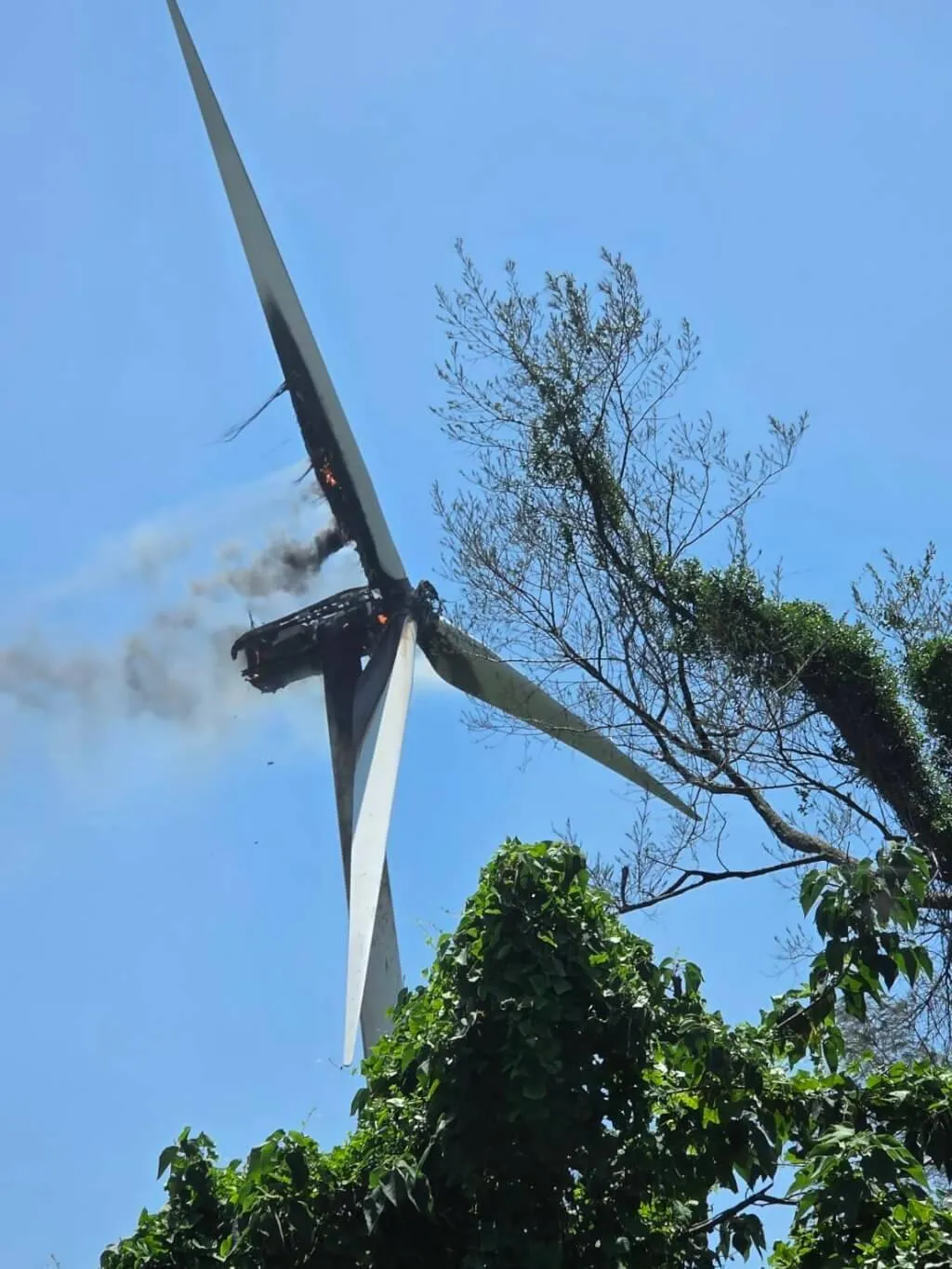 台電公司麥寮風場1機組5月31日中午約12時突然起火,消防隊立即趕赴現場戒備;台電公司表示,疑因零件過熱燒損,目前現場已無持續延燒狀況。 (圖/雲林縣消防局提供)