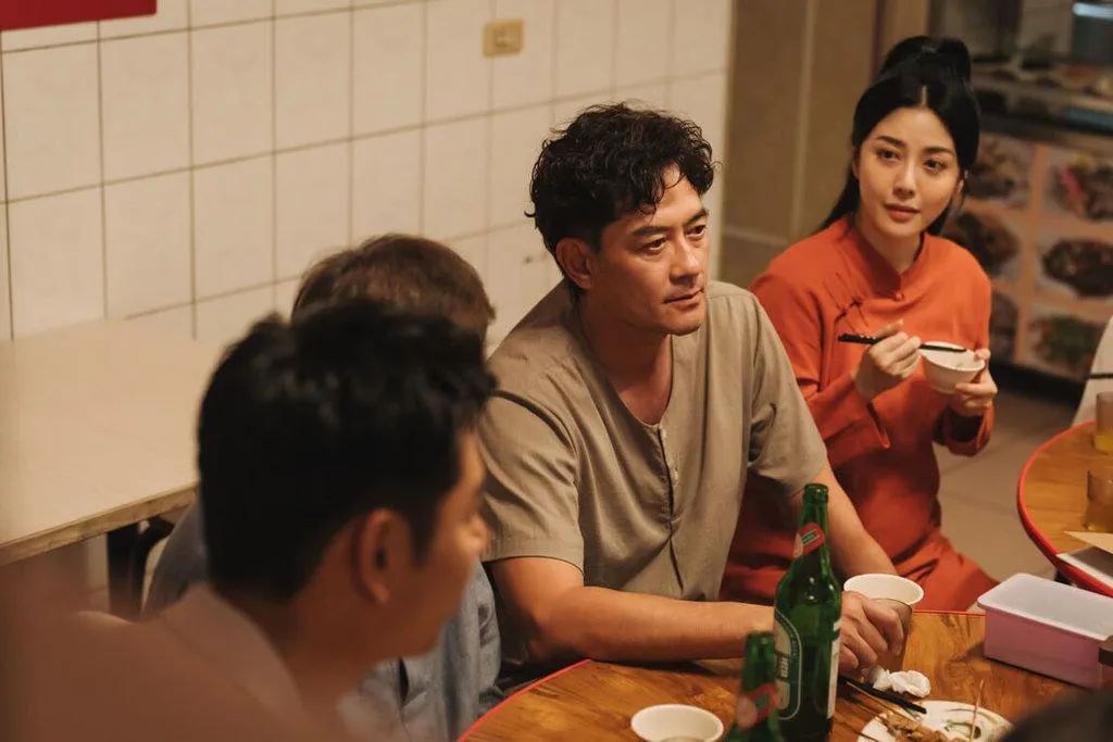 演員柯叔元（左）在戲劇《阿松與阿暖》詮釋紙藝職人和演員韓瑜（右）有感情戲。（圖／Hami Video提供）
