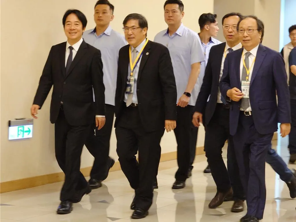 賴清德6日面對媒體提問時，僅在微笑中以「謝謝」2字回應，並未提及與川普談話規畫。（報系資料照）