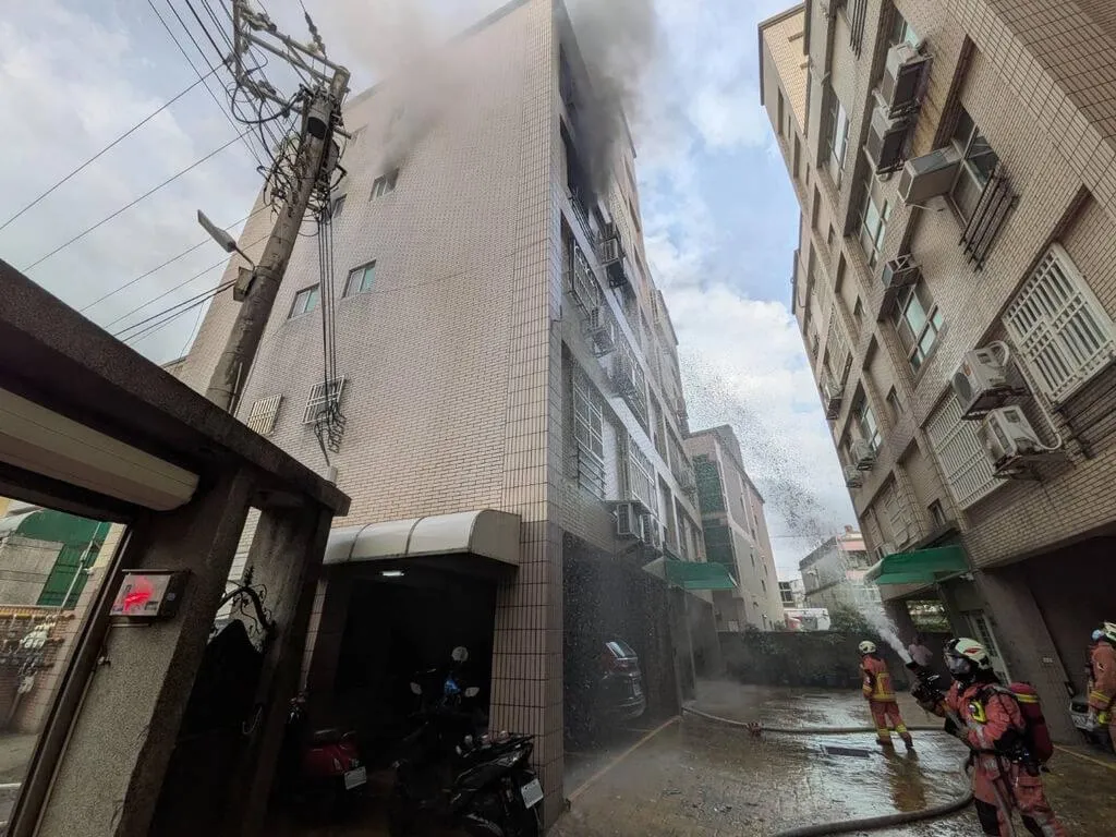 新竹市消防局7日下午接獲報案，指北區延平路三段有民宅冒煙，立即派員到場展開搜救及滅火。（圖／新竹市消防局提供）
