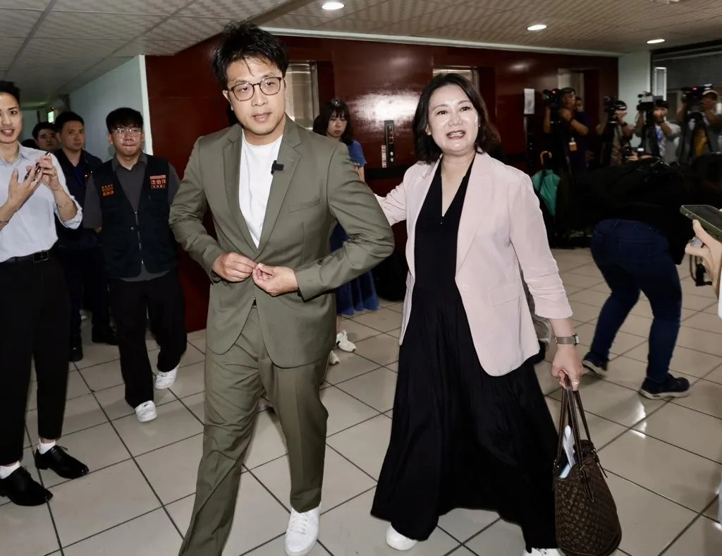 沈伯洋的競選名片在網路引發廣泛討論。（圖/資料照）