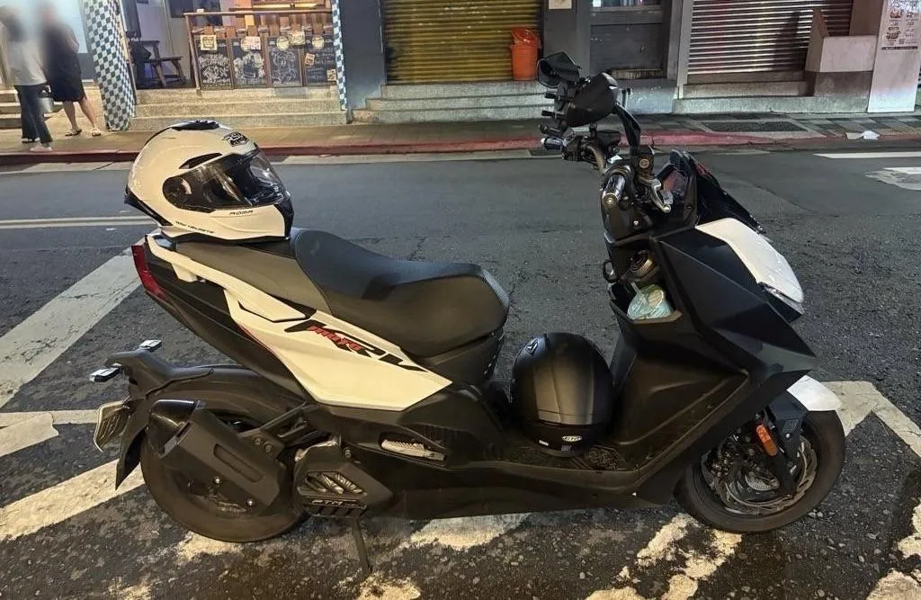 王男機車無辜遭撞倒受損。（圖／翻攝畫面）