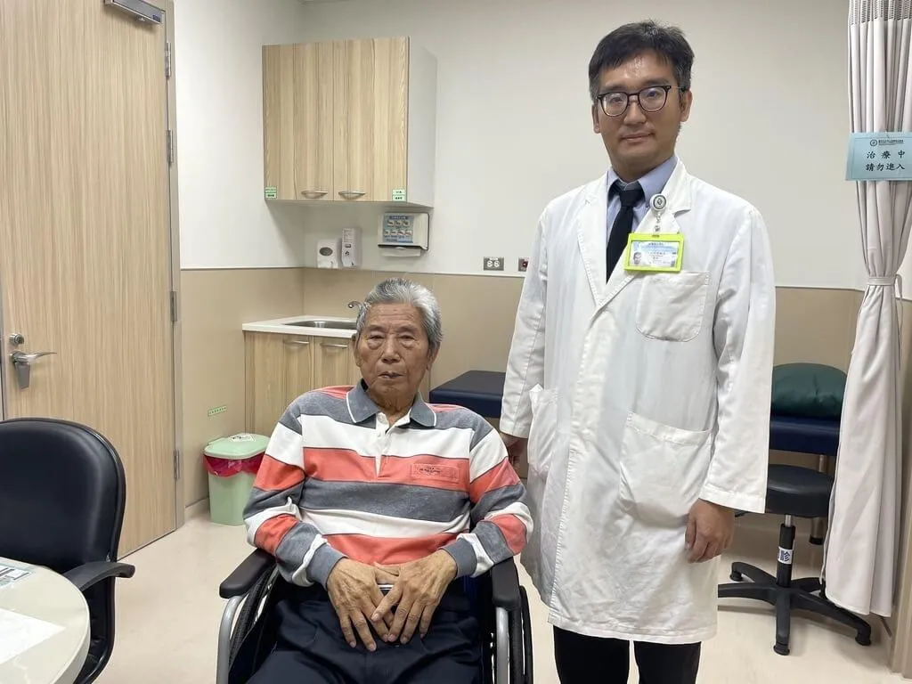 台中81歲林姓男子的家人探視發現林男2天未進食喝水身體不適送醫，檢查為急性腎衰竭且心律不整恐致命。（圖／中醫大市立醫院提供）