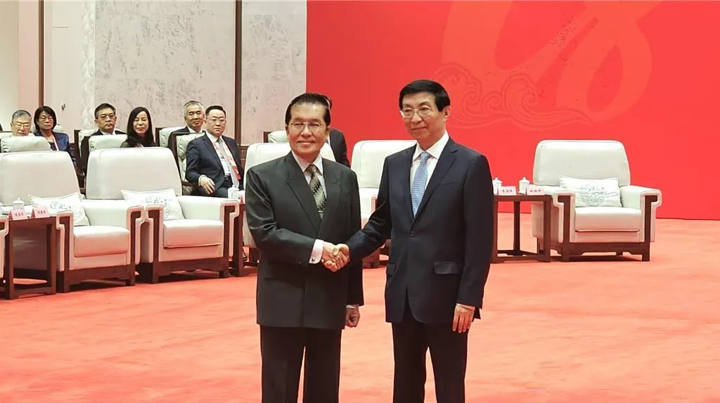 海峽論壇開幕前大陸全國政協主席王滬寧會國民黨副主席張榮恭。（圖／《中時新聞網》吳泓勳攝）