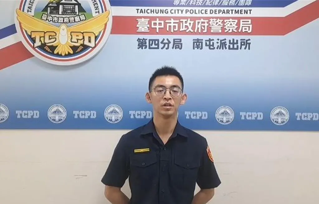 台中市一輛搬家公司小貨車違停紅線並占用車道，被後方車輛要求移車時，37歲陳姓搬家工甚至朝車輛吐口水、拍打駕駛座車窗作勢威嚇，台中市警局第四分局表示，違停行為將可開罰600元至1200元。（圖／警方提供）