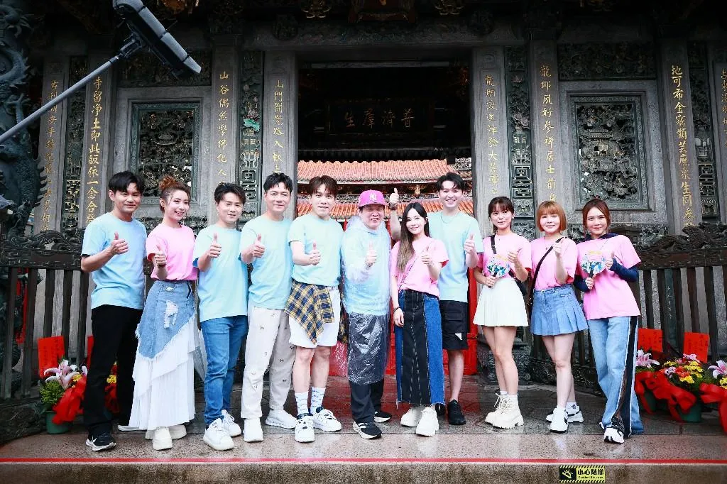 吳俊宏（左起）、陳怡婷、陳孟賢、陳隨意、許志豪、康康、杜忻恬、李子森、翁鈺筠、蕭玉芬、吳申梅12日至龍山寺祈福。（圖／中視提供）