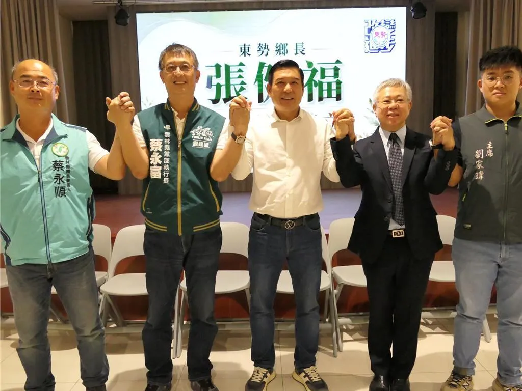 張健福（中）退選又參選，律師表示確定無槍砲前科可參選。（圖／中時張朝欣攝）