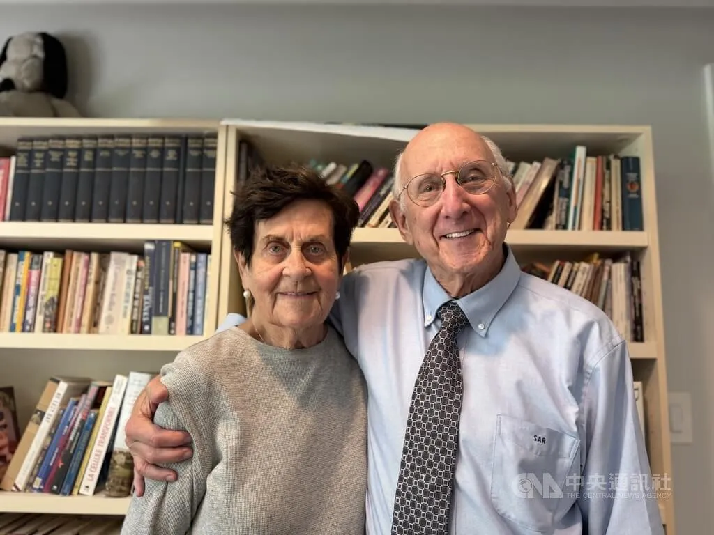 唐獎生技醫藥獎得獎人之一史蒂文．羅森伯格（Steven A. Rosenberg），感謝妻子一路相伴，兩人將於９月訪台。（圖／中央社）